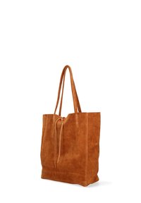 Borsa tote in suede marrone con manici lunghi e un dettaglio di nodo anteriore, in posizione verticale su uno sfondo bianco.