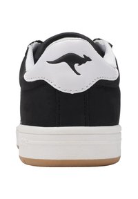 Schwarze Leder-Sneaker mit weißen Akzenten und Gummisohle. Mit Kangaroo-Logo auf der Ferse und strukturiertem Seitenteil für besseren Halt.