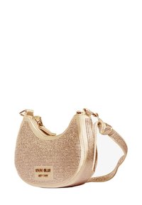Borsa color oro con superficie testurizzata, caratterizzata da una forma arrotondata, chiusura con zip e tracolla regolabile. Logo del marchio in evidenza.