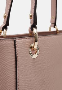 Guess NOELLE TOTE - Rankinė - rosewood