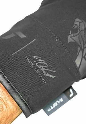 Schwarze Sporthandschuhe aus strukturiertem Material, mit geprägten Logos und einem eleganten Design, das über einen genähten Handgelenkriemen verfügt. Langlebig und für optimale Leistung angepasst.