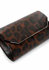 Leopardų rašto piniginė, pagaminta iš blizgaus rudo ir juodo sintetinio odos, su stilingu sidabriniu metaliniu akcentu ir sulankstomu dangteliu.