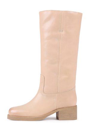 Stivale in pelle tan chiaro, alto fino al ginocchio, con punta arrotondata, dettagli di cucitura sottili e tacco in legno impilato. Texture liscia su tutta la superficie.