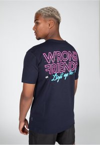 Wrong Friends LIGHT UP THE CITY  - Triko s potiskem - navy