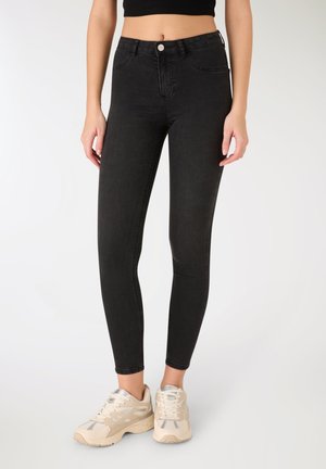 - Jeansy Skinny Fit
