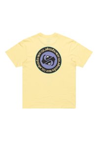 Camiseta de algodón amarilla con un gran gráfico circular en la parte trasera con un diseño negro y morado, texto y acentos del logotipo de la marca.