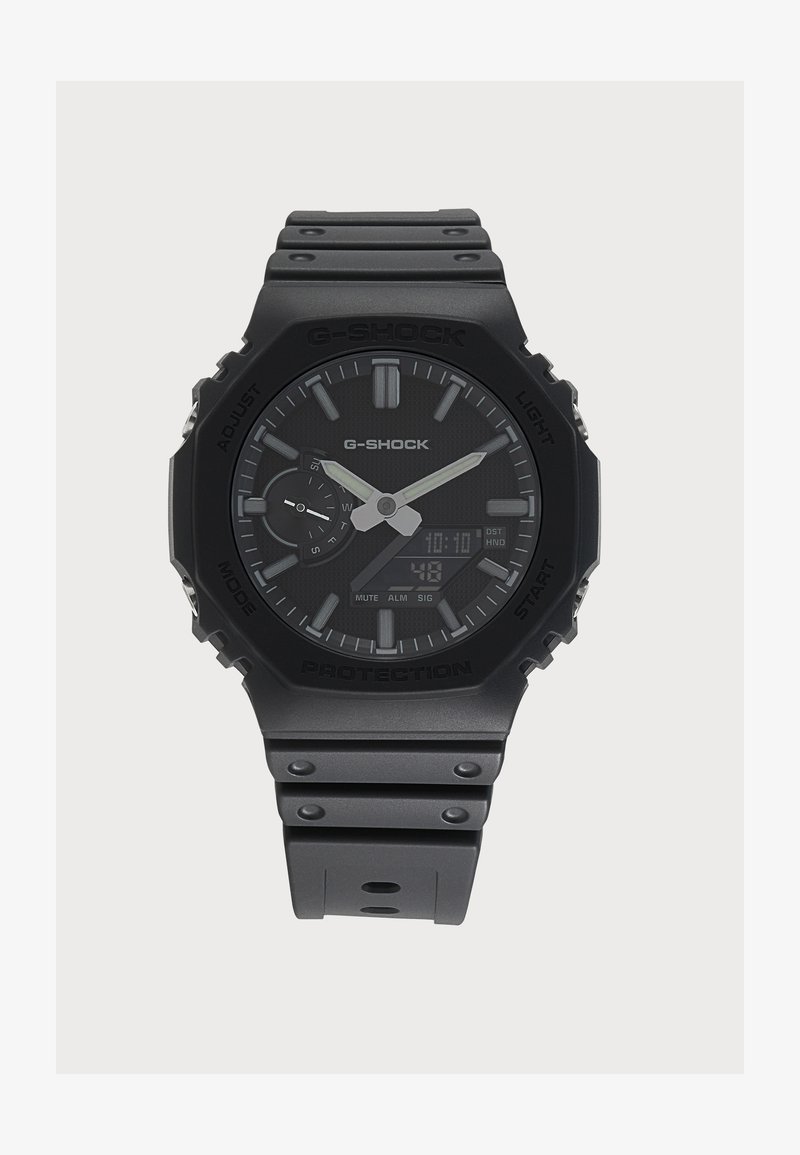 Черен ръчен часовник G-Shock с аналогови стрелки, цифров дисплей, циферблат за деня и черна каишка от смола.