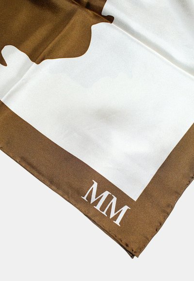 Primo piano di un angolo di una sciarpa in seta marrone e bianca piegata, con "MM" stampato in bianco sul bordo marrone.