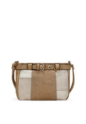 Bolso pequeño rectangular de bandolera con paneles de tela beige y marrón texturizados, ribete de cuero, correa ajustable y hebilla decorativa en el frente.