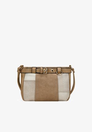 Bolso pequeño rectangular de bandolera con paneles de tela beige y marrón texturizados, ribete de cuero, correa ajustable y hebilla decorativa en el frente.