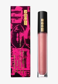 Lippenbalsam in einer transparenten Tube mit einem zarten rosa Schimmer. Der schwarze Deckel ist mit goldenen Akzenten verziert. Die Verpackung zeigt ein lebhaftes pinkes Design mit grafischen Details.