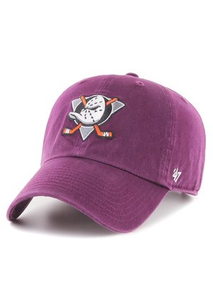 Casquette de baseball violette avec un logo masque de hockey blanc et crosses de hockey orange croisées à l'avant et un petit "47" blanc sur le côté.