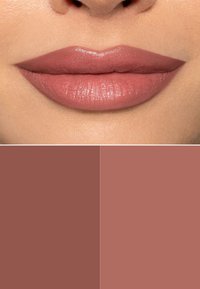 Matowa szminka w stonowanym, różanym odcieniu. Gładka tekstura z delikatnym połyskiem. Towarzyszą dwie próbki kolorów: jedna ciemniejsza, druga jaśniejsza.