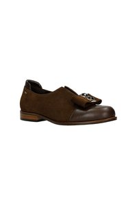 Chaussure en daim marron avec un bout arrondi, un capot en cuir et un nœud décoratif avec un accent métallique. Talon en bois bas, couture minimale.