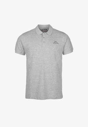 Šedé polo tričko vyrobené z bavlny, se třemi knoflíky, krátkými rukávy a malým černým logem na levém prsu.