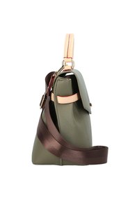 Borsa a mano in pelle verde oliva con una forma strutturata, dotata di un manico superiore rosa, una tracolla marrone e dettagli in argento.