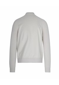 Maglione bianco a maniche lunghe con maniche e orlo a costine, visto da dietro, che mostra un colletto alto e un corpo in tessuto liscio.
