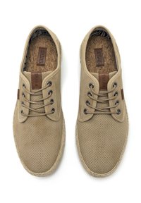 Sneakers perforati beige con dettagli in pelle color corda, punta rotonda, design con lacci e soletta in sughero, dotati di una suola testurizzata simile alla juta.