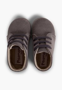 Zapatos de ante gris con una textura suave, con cordones oscuros y un diseño de puntera redondeada. El forro interior es de forro polar para mayor calidez.