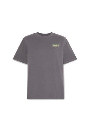 Harmaa puuvillainen t-paita, jossa on lyhyet hihat, pyöreä pääntie ja pieni vihreä Timberland-logo vasemmassa rinnassa. Normaalimallinen istuvuus ja sileä materiaali.