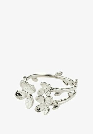 Pierścionek w srebrnym odcieniu z kwiatowym wzorem, ozdobiony trzema szczegółowo wykonanymi kwiatami i fakturowanymi liśćmi, prezentujący delikatny, spleciony kształt.