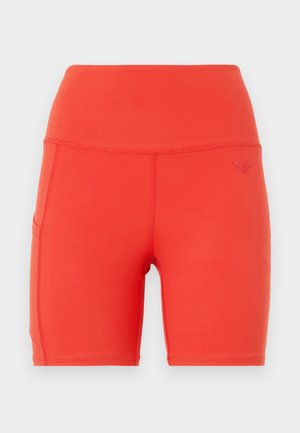 Røde treningsshorts med høy midje, laget av glatt, elastisk materiale. Har en sidelomme og en liten preget logo.