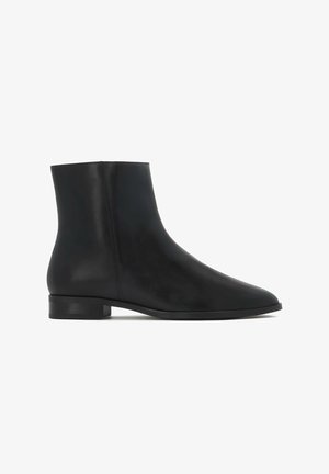Czarne skórzane botki za kostkę o gładkiej fakturze, w szpic, z niskim, płaskim obcasem. Projekt jest elegancki z minimalnymi detalami w szwie.