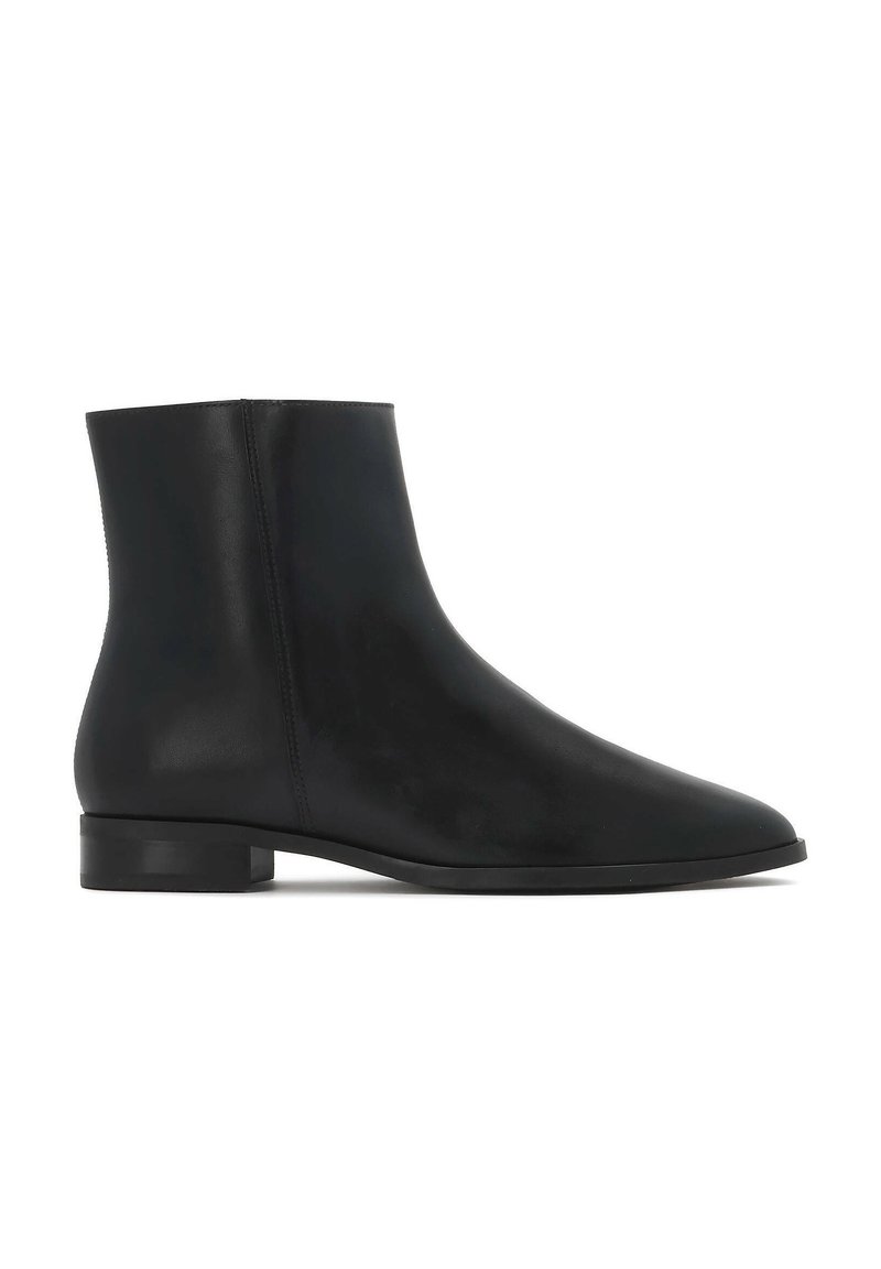 Černé kožené kotníkové boty s hladkým povrchem, špičatou špičkou a nízkým, plochým podpatkem. Design je elegantní s minimem švů.