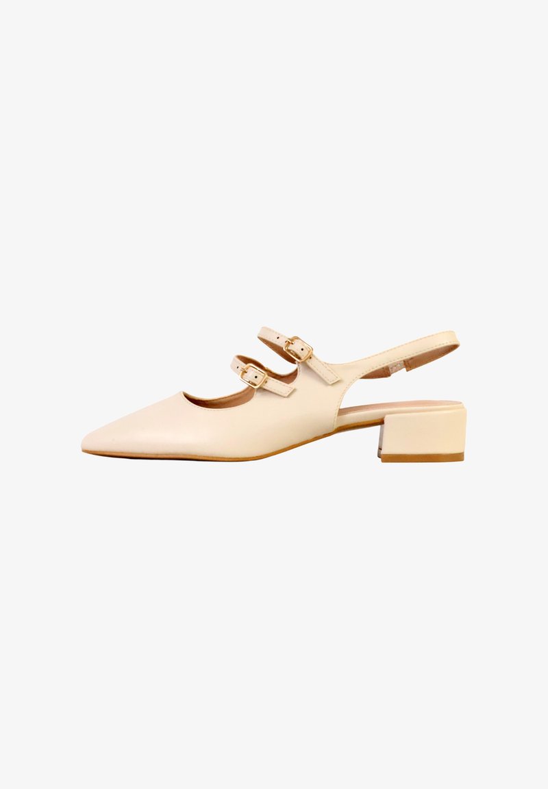 Chaussure à bride arrière en cuir beige avec bout pointu, deux brides à boucle dorée sur le dessus et talon carré bas.