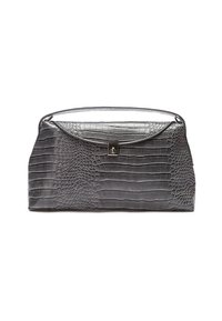 Juoda odinė rankinė su krokodilo odos raštu, turinti struktūrizuotą formą, plokščią viršutinę rankeną ir priekyje metalinį užsegimo elementą. Lygi tekstūra, minimalistinis dizainas.