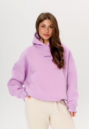 Lila oversized hoodie gemaakt van zacht stof, met een kangoeroezak en geborduurd logo op de borst. Gladde textuur en relaxte pasvorm.