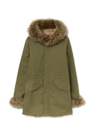 Parka verde oliva con cappuccio e polsini foderati in pelliccia sintetica, dotata di due tasche frontali e taglio dritto. Tessuto morbido e design che trasmette calore.