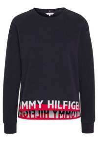 Felpa nera con maniche lunghe, scollo tondo e una fascia logata rossa e bianca a contrasto all'orlo, caratterizzata da una texture morbida.