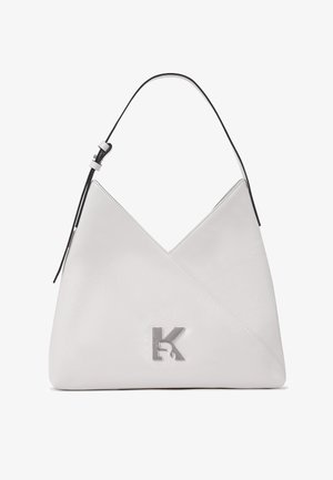 Valge nahast käekott nurkse disainiga, millel on must rihm ja hõbedane logoga detail. Sile tekstuur ja minimalistlik stiil.