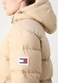 Tommy Jeans ESSENTIAL  - Down jacket - gentle gold