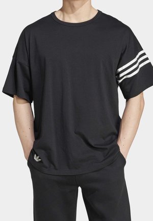 T-shirt noir à manches courtes en coton, avec un col rond, trois bandes blanches sur la manche, et un petit logo à l'ourlet.