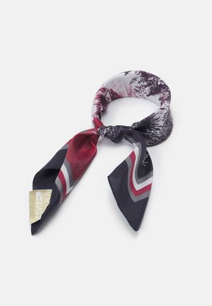 Jedwabny szal z węzłem, z czerwonym, czarnym, białym i szarym wzorem oraz małą złotą metką na jednym końcu.