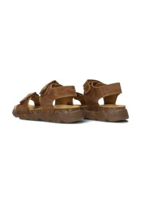 Bruine suède sandalen met verstelbare banden, kurken voetbed en gestructureerde rubberen zool. Open ontwerp voor ademend vermogen en comfort.