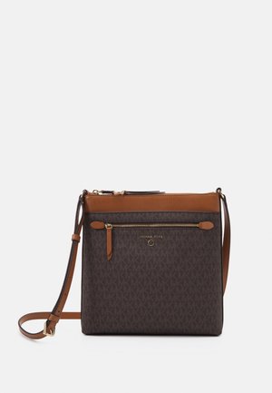 Bruine en beige crossbody tas met verstelbare riem, voorvak met ritssluiting en subtiel herhalend logopatroon.