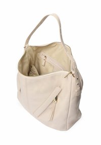 Grande borsa tote in pelle color crema con superficie testurizzata, tasca interna con zip e tracolla a pois. Chiusura superiore con zip.