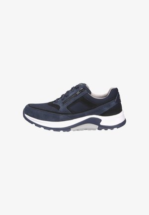 Scarpa sportiva blu scuro caratterizzata da un mix di materiali in pelle scamosciata e rete, design con lacci, suola bianca e blu navy e un accento con cerniera.