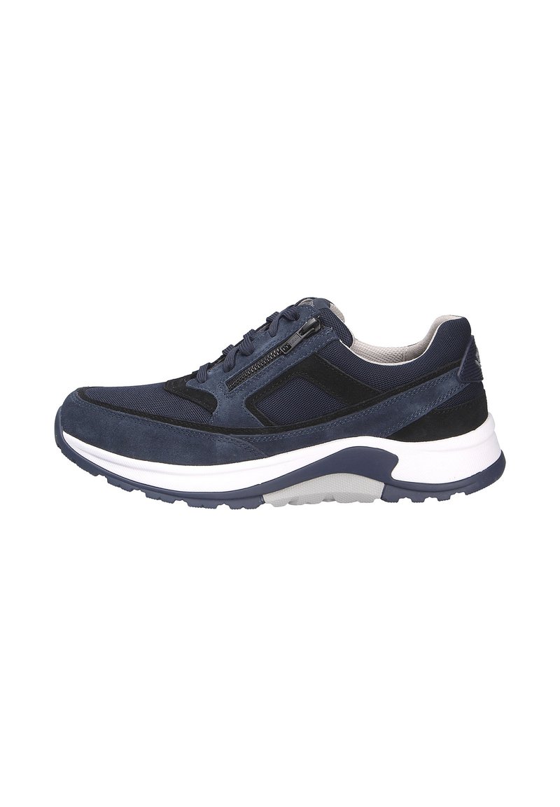 Scarpa sportiva blu scuro caratterizzata da un mix di materiali in pelle scamosciata e rete, design con lacci, suola bianca e blu navy e un accento con cerniera.