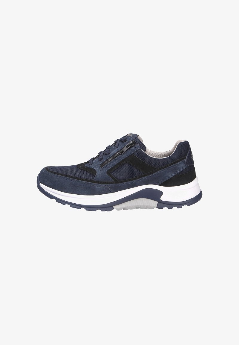 Tmavě modrá sportovní bota s kombinací semišových a síťovinových materiálů, s tkaničkovým uzávěrem, bílou a námořnickou podešví a zipovým akcentem.