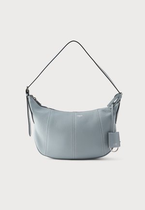 Sac bandoulière en cuir texturé bleu clair avec une seule sangle noire, fermeture éclair sur le dessus et étiquette en cuir fixée avec un anneau en métal.