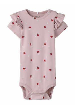 Różowy kombinezon dla niemowląt z nadrukiem czerwonych truskawek i białych kwiatów, z falbanianymi krótkimi rękawami oraz zatrzaskami na dole.