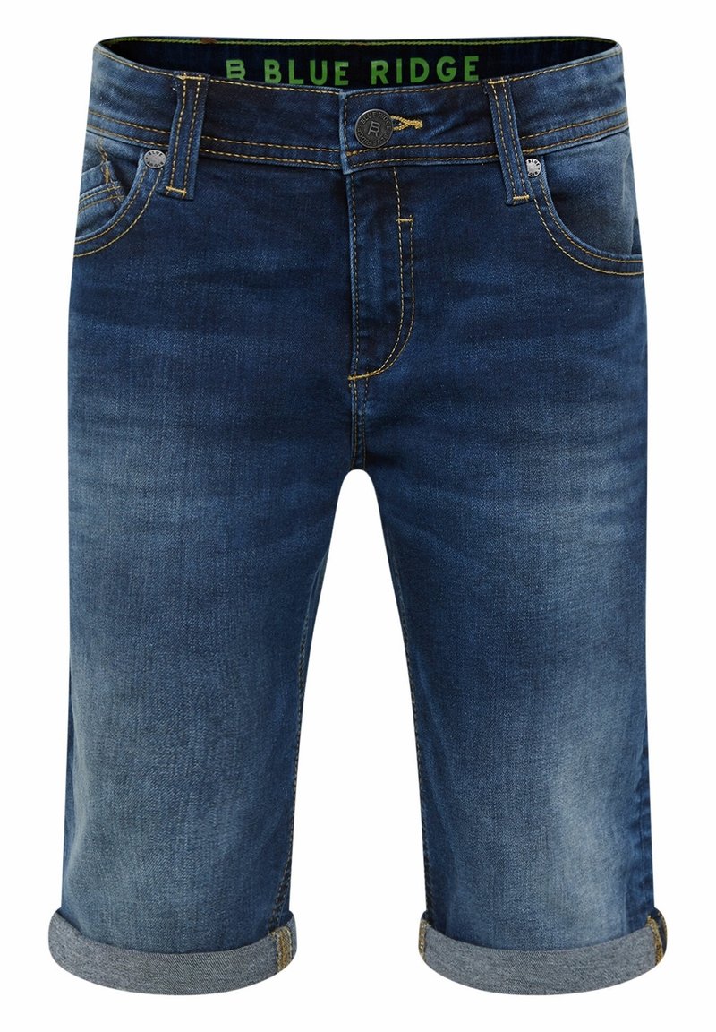 Short en jean bleu foncé avec revers roulés, couture jaune, bouton sur le devant et poches visibles de face.