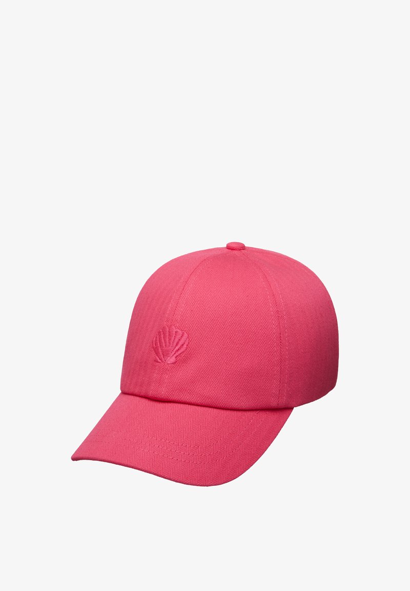 Casquette de baseball rose vif avec un emblème discret en relief représentant une coquille sur le panneau frontal, dotée d'une visière incurvée et d'un tissu texturé.