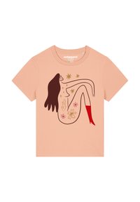Pfirsichfarbenes T-Shirt aus Baumwolle mit einem minimalistischen Linienstil-Zeichnung einer Figur, umgeben von floralen Mustern und roten Kniestrümpfen.