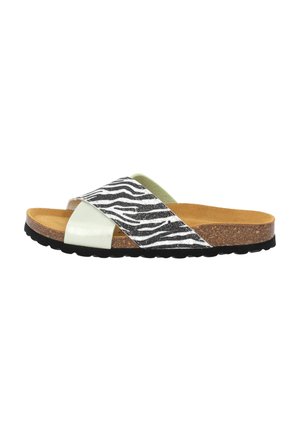 Sandalias de playa con patrón de cebra, correas brillantes en negro y plata, plantilla de corcho, suela de goma texturizada y acento verde.