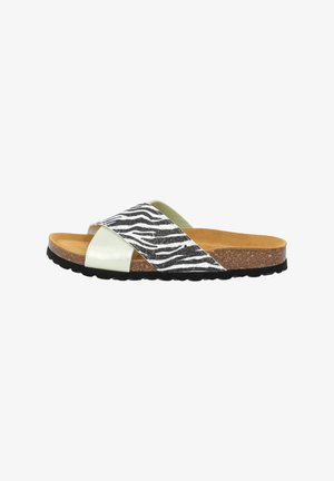 Zebra-patroon slide-sandalen met glanzende zwarte en zilveren bandjes, kurken voetbed, gestructureerde rubberen zool en groene accenten.